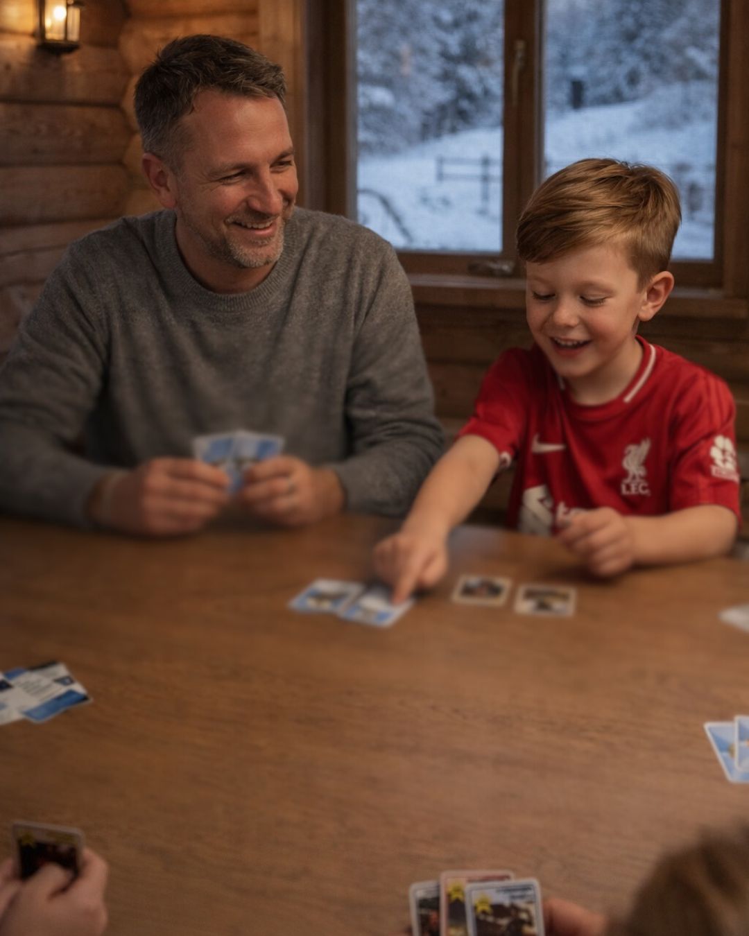 Far og søn spiller i hytten
